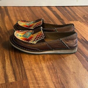 ARIAT CRISER RAINBOW AZTEC